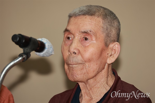1945년 8월 일본 히로시마 원자폭탄 투하 피해 1세대 김판근(93)씨가 5일 오후 합천원폭피해자복지회관 강당에서 열린 "합천 비핵-평화대회"에서 증언하고 있다.