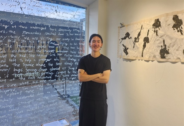 김호빈 작가가 서울 세운청계상가 전시공간 '갤러리P1'에서 '꼰大:레볼루션'을 8월 2일부터 19일까지 전시하고 있다. 그의 작품 '무럴(Mural, 왼쪽)'과 '더 시스템(The System, 오른쪽)