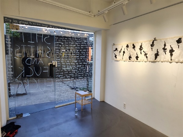 광주에서 올라온 김호빈 작가의 '꼰大:레볼루션'이 서울 세운청계상가 전시공간 '갤러리P1'에서 8월 2일부터 19일까지 열리고 있다. 그의 작품 '무럴(Mural, 왼쪽)'과 '더 시스템(The System, 오른쪽)