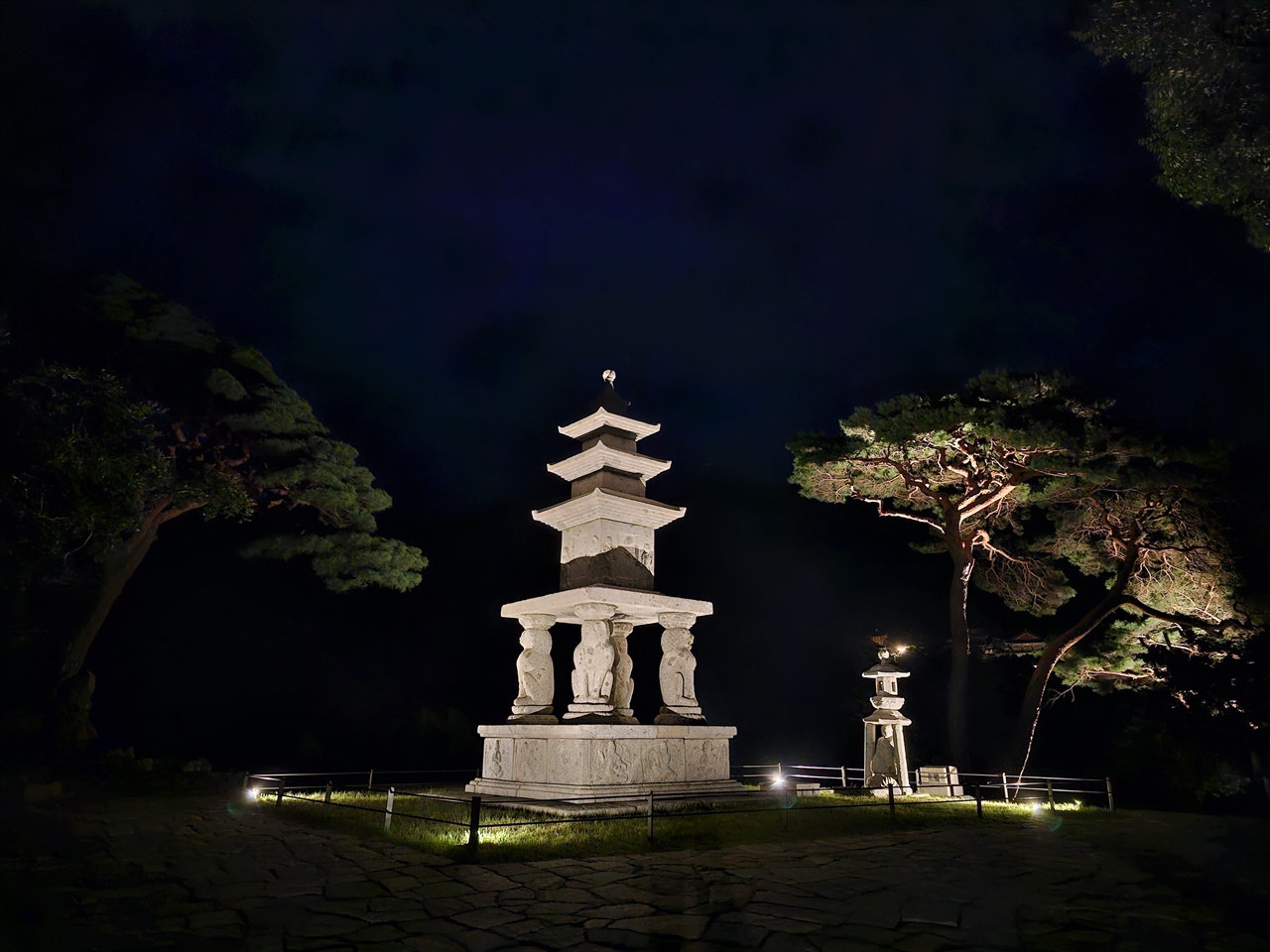 사사자삼층석탑의 밤풍경
