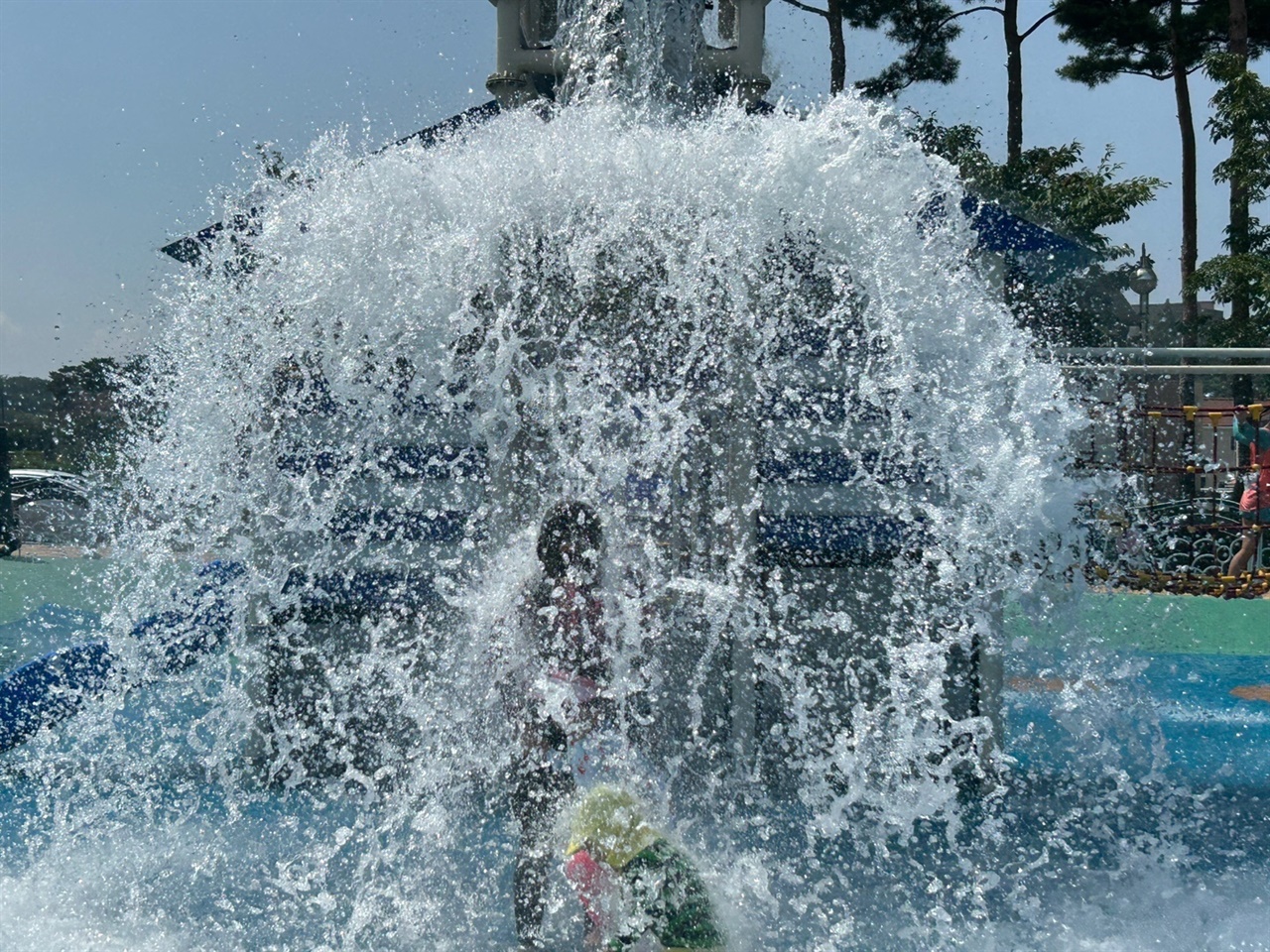홍성군 남장리 어린이공원에 마련된 물놀이장에서 어린이들이 물놀이를 즐기고 있다. 