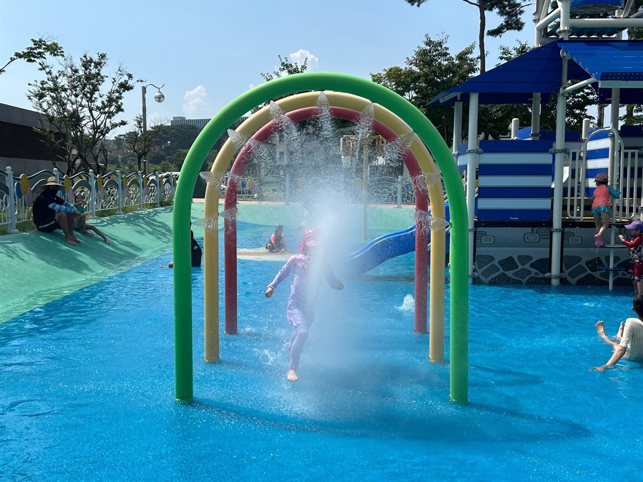홍성군 남장리 어린이공원에 마련된 물놀이장에서 어린이들이 물놀이를 즐기고 있다. 
