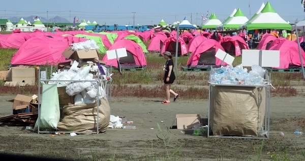2023 새만금 세계스카우트잼버리가 열리는 전북 부안군 잼버리 야영장 내에 쓰레기와 재활용품이 가득 차 있다. 