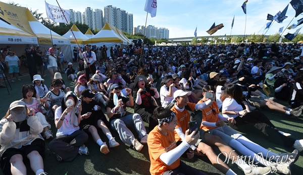  8월 5일 인천 송도달빛축제공원에서 열린 '2023 인천펜타포트 락 페스티벌'에서 관객들이 공연을 즐기고 있다.