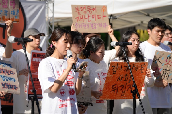 문화제에 참여한 청년주거권실천단 단원이 발언하고 있다.