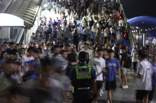  삼성과 LG의 프로야구 경기가 열리는 대구 야구장에서 '흉기 난동'을 부리겠다는 예고 글이 올라온 5일 오후 대구 삼성라이온즈파크에서 경찰이 만일의 상황에 대비하고 있다.
