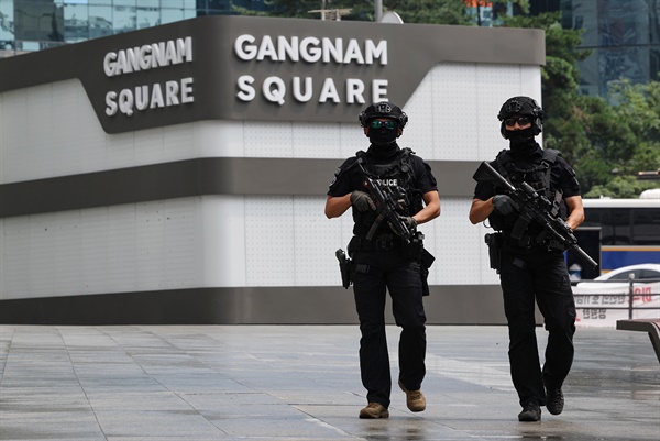 흉기 난동과 살인 예고 온라인 게시물로 국민 불안감이 커지는 가운데 6일 오후 서울 강남역 인근에서 경찰특공대원들이 순찰하고 있다. 