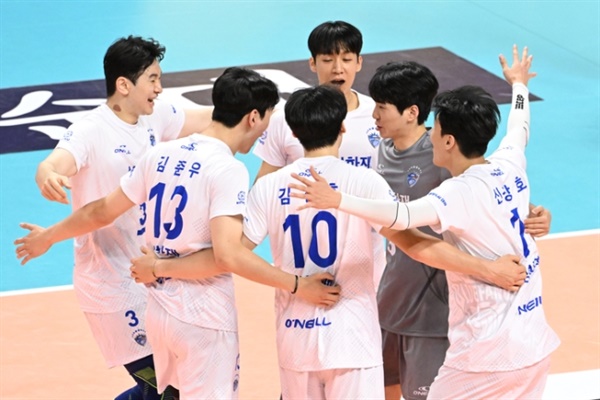 삼성화재가 2023 구미·도드람컵 프로배구대회 남자부 경기에서 한국전력을 꺾었다 