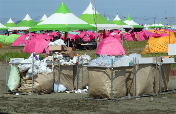 2023 새만금 세계스카우트잼버리가 열리는 전북 부안군 잼버리 야영장 내에 쓰레기와 재활용품이 가득차 있다