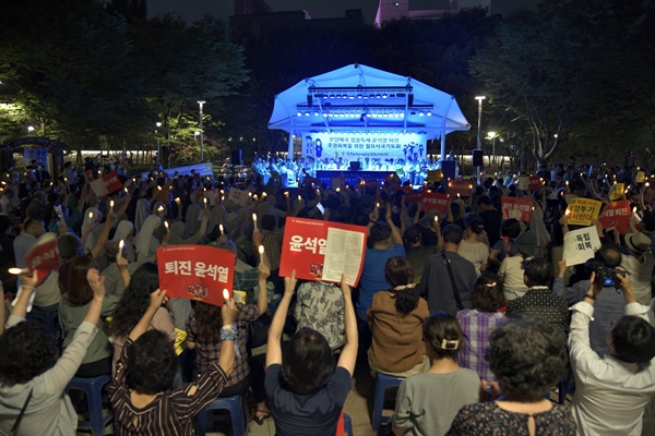 1천여 시민이 함께 윤석열 퇴진을 외치고 있다. 
