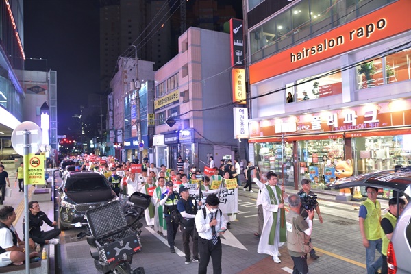 미사 참여자들이 대구 동성로를 윤석열 퇴진을 외치며 행진하고 있다. 