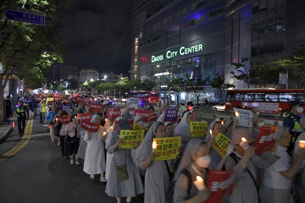 이날 40여 명의 수녀님들도 미사에 참여한 후 함께 행진에 나서고 있다. 