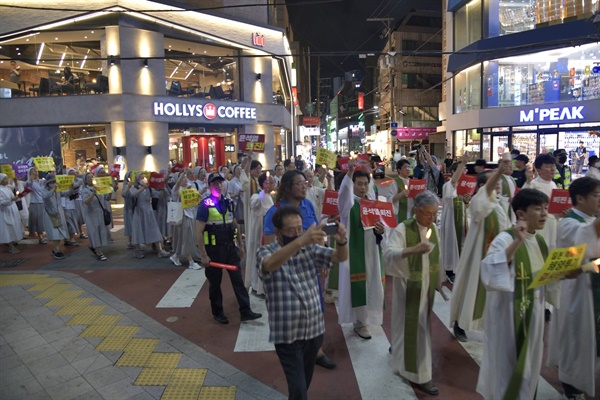 미사를 마친 후 사제들과 시민들이 윤석열 퇴진을 외치며 대구 동성로를 행진하고 있다. 