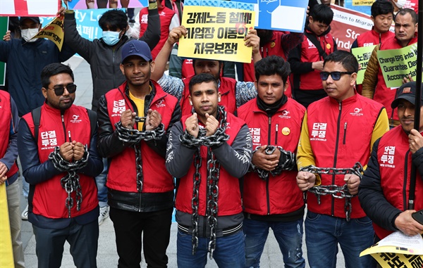 지난4월 30일 서울 용산역 광장에서 열린 세계노동절 맞이 이주노동자 메이데이 집회에서 참가자들이 쇠사슬 퍼포먼스를 하는 모습(자료사진).