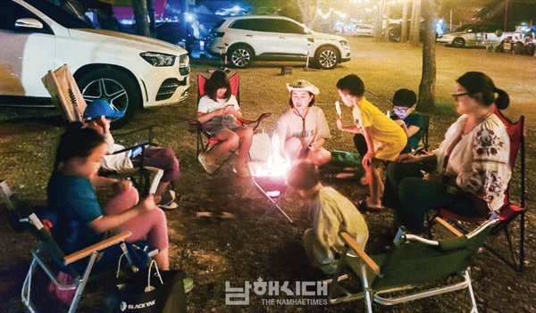 자녀 돌봄 품앗이 '미조마미' 그룹에서 캠핑을 하는 모습이다.