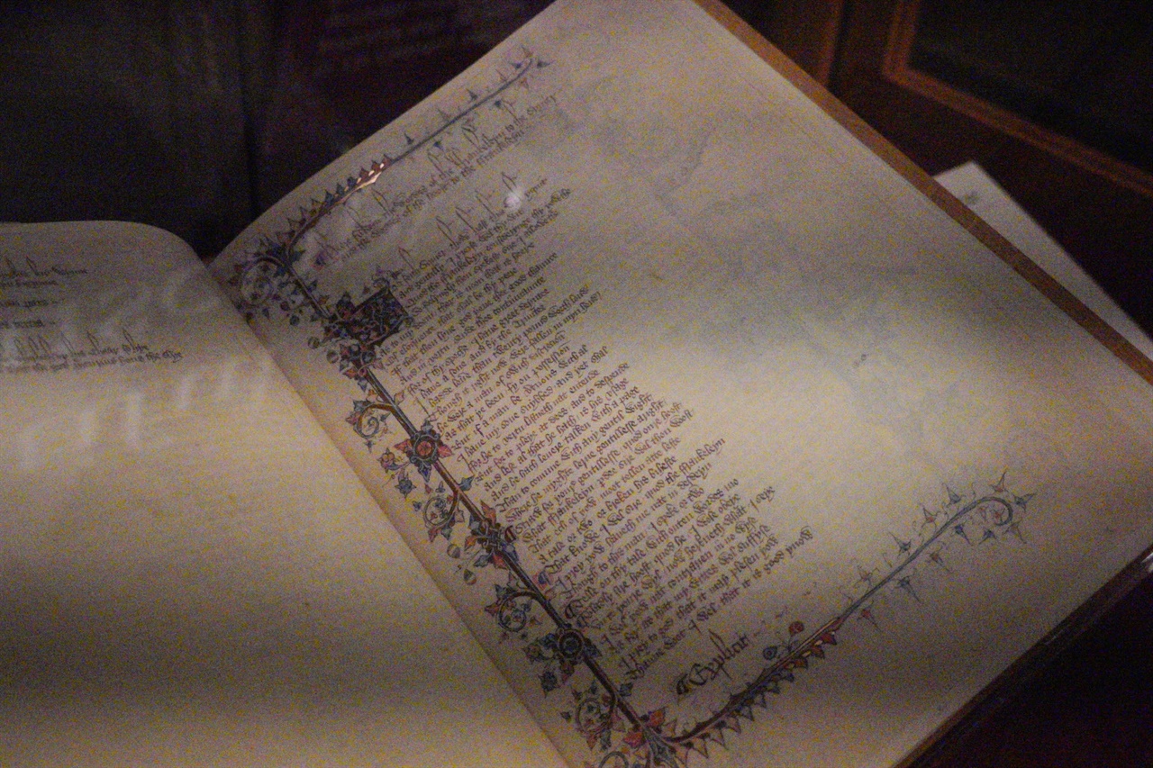 초서의 캔터베리 이야기(Chaucer's Canterbury Tales)의 엘즈미어(Ellesmere) 원고 사본. 원본은 현재 서고에서 안식월을 보내고 있다. 올 8월에 원본으로 교체된다.