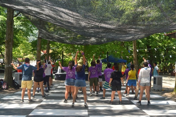 선운사 은행나무 숲 그늘에서 잼버리 대원들이 음악에 맞춰 K-팝 댄스를 배우고 있다.