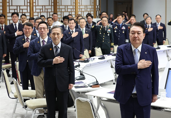  윤석열 대통령이 8일 서울 용산 대통령실 청사에서 열린 국방혁신위원회 2차 회의에서 국기에 경례하고 있다. 2023.8.8