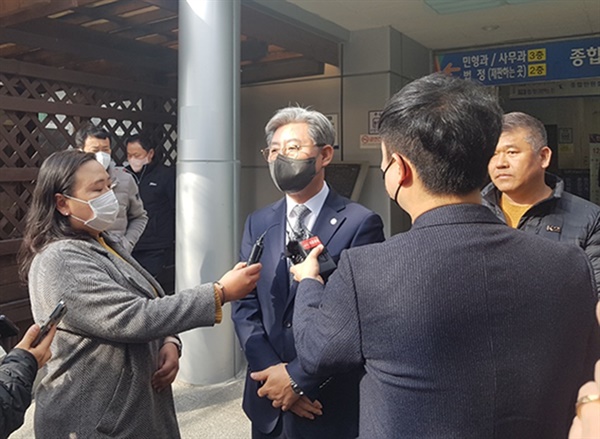 지난 2월 1심 판결 후 취재진에 둘러싸인 오태완 의령군수.