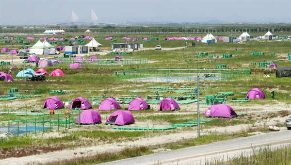   8일 2023 새만금 세계스카우트 잼버리 대원들이 떠난 전북 부안군 잼버리 야영장에 텐트만이 남아 있다.