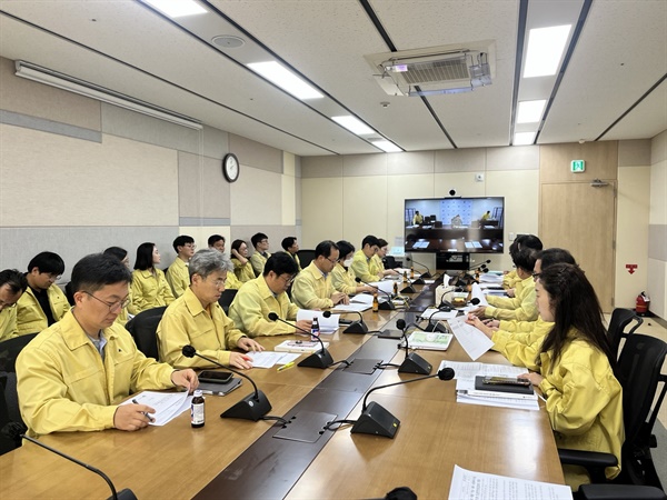  조규홍 보건복지부 장관이 9일 오후 서울 중구에 있는 시티타워에서 제6호 태풍 ‘카눈’ 북상에 따른 '사회복지시설 및 의료기관 담당 국장급 긴급안전점검회의'를 주재하고 있다.