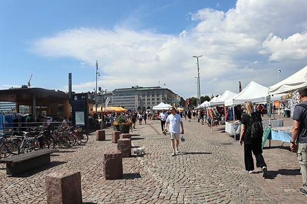 관광객들의 인기 관광지 마켓 광장 모습 