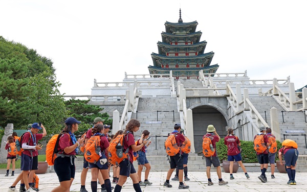 새만금 세계스카우트잼버리 대회에 참가한 이탈리아 스카우트 대원들이 9일 서울 종로구 국립민속박물관을 방문해 관람하고 있다.