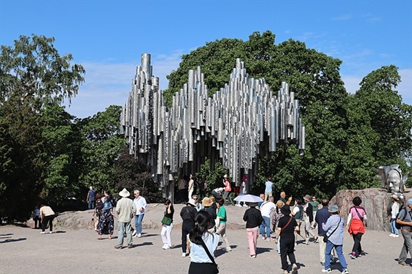 핀란드 최대의 민족음악가 시벨리우스를 기리기 위해 지어진 시벨리우스 공원 모습. 24톤의 강철이 사용된 파이프 오르간 모습이 이채롭다