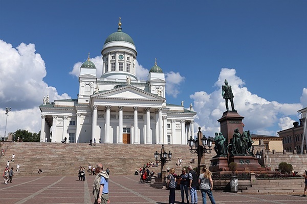 핀란드의 중요한 기관들이 둘러싸고 있는 원로원 광장 모습. 앞에 보이는 동상은 러시아 황제 알렉산드르 2세의 동상으로 핀란드가 러시아 지배를 당했다는 걸 보여주는 흔적이다 