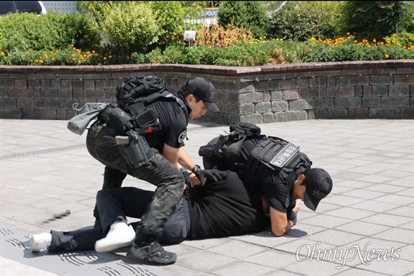 대구경찰청 소속 특공대가 지난 8일 흉기소지 대응 모의훈련을 실시하고 있다.