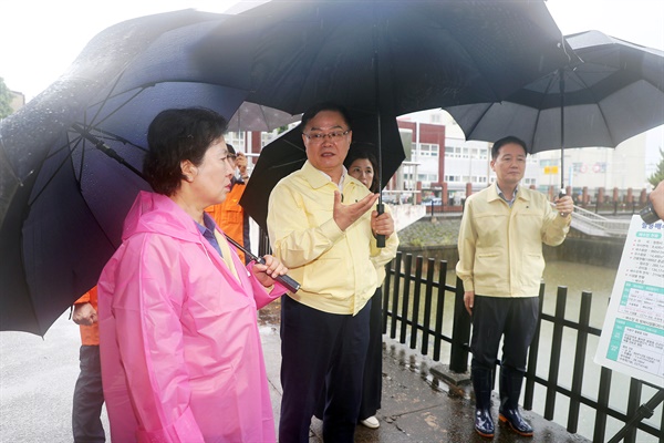 홍남표 창원시장과 박영선 국회의원이 9일 태풍 대비해 현장 점검에 나섰다.