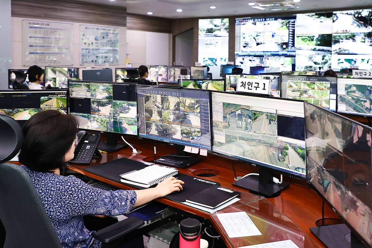경기 용인특례시가 ‘묻지마 범죄’에 대응하기 위해 다중밀집 지역에 대한 방범 CCTV 모니터링 강화에 들어간다.