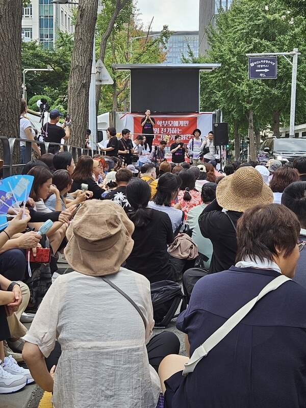 지난 7일 정부서울청사앞에서 열린 특수교수-학부모-시민단체 공동 집회 모습.
