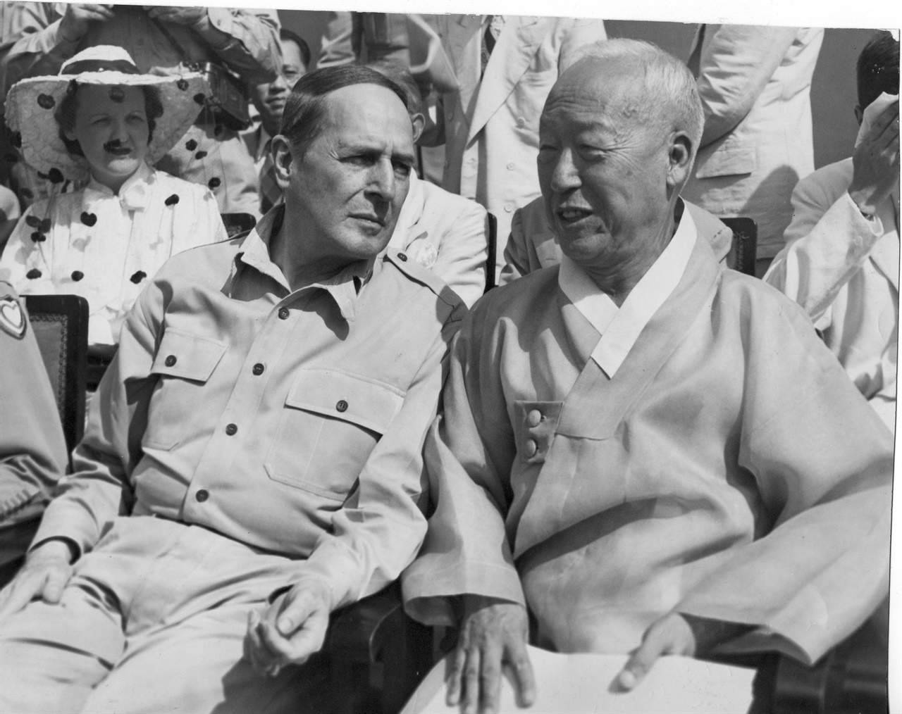 8.15광복절 기념식장에 참석한 맥아더 장군(왼쪽)과 초대 이승만 대통령(1948. 8. 15.)