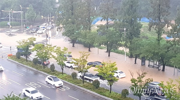  10일 아침 창원대로 창원남고삼거리가 침수되어 있다.