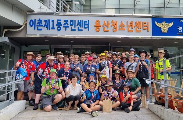 서울 용산청소년센터가 영국 청소년들을 센터로 초대해 생수와 음료수를 제공하고 휴식을 취할 수 있도록 했다.