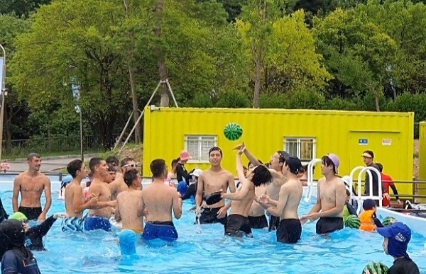 경기도 용인청소년수련원에서 덴마크 청소년들이 물놀이를 하고 있다.