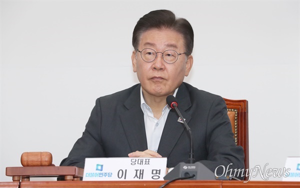 이재명 더불어민주당 대표가 28일 서울 여의도 국회에서 최고위원회의를 주재하고 있다.