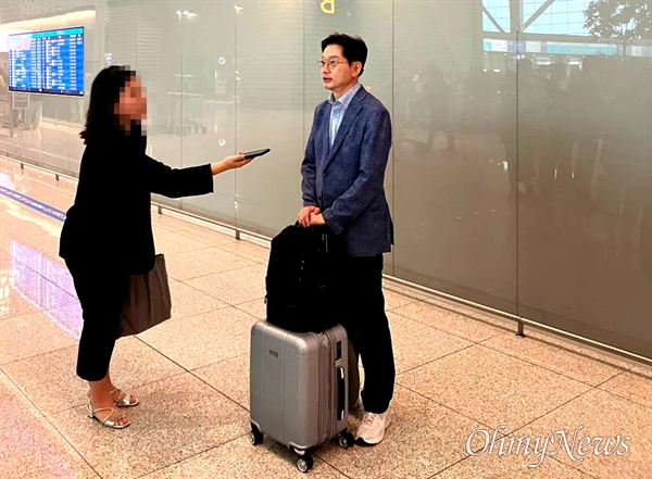 김경수 전 경남지사가 10일 인천국제공항에서 영국으로 출국에 앞서 이야기를 하고 있다.
