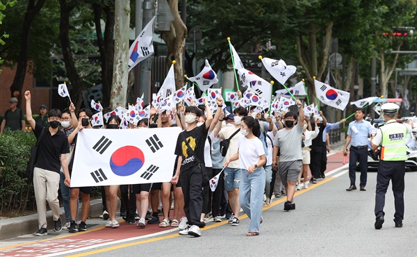 2022년 8월 15일 서울 종로구 보신각 인근에서 시민과 학생들이 태극기를 들고 행진하고 있다.
