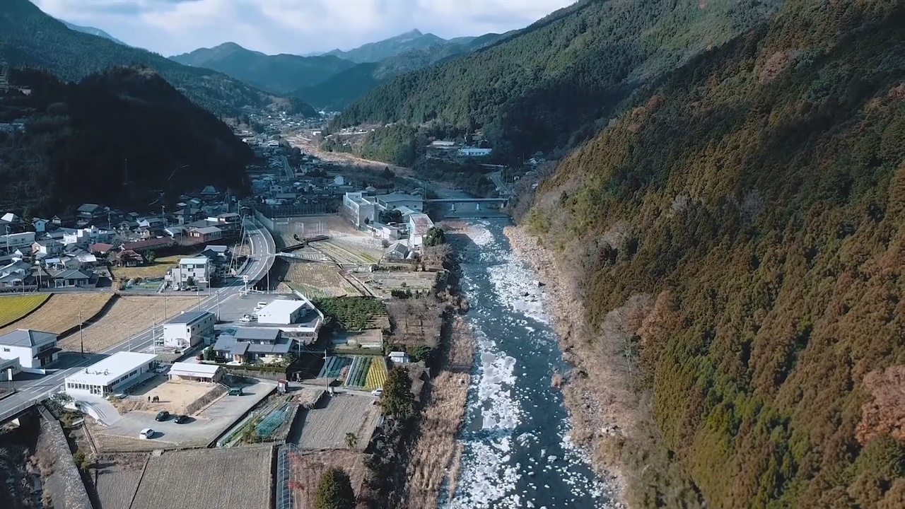 요시노강 지류를 끼고 있는 가미야마 마을과 학교의 전경. 한때 소멸 위험 지역에서 지금은 가장 힙한 시골마을로 유명해 졌다.