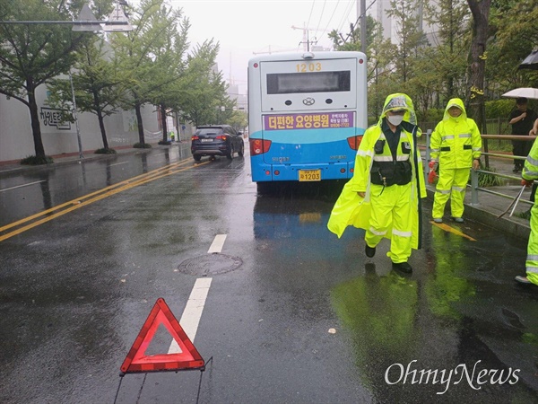 수압에 우수관 맨홀 뚜껑이 튀어 올랐던 창원 도로 현장에 경찰관 등 관계자들이 나와 점검하고 있다.