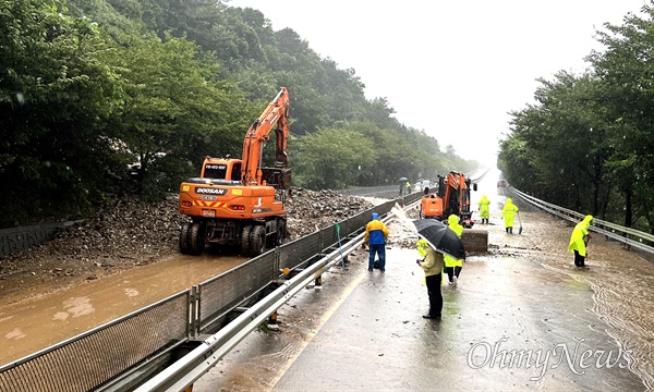 창원마산 쌀재터널 인근 도로 산사태 복구 현장.