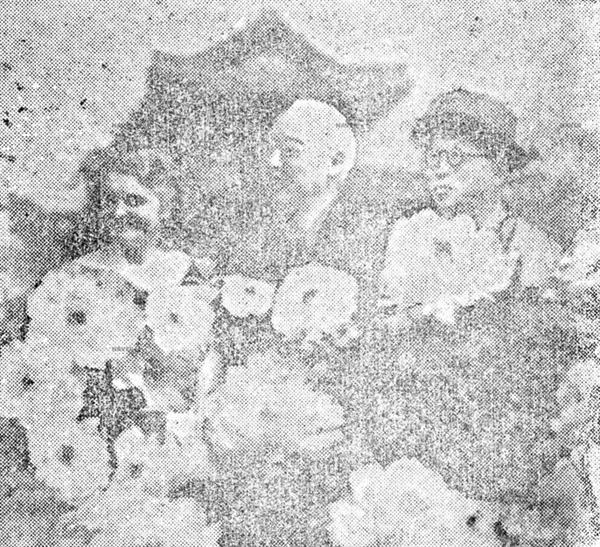1949년 5월 21일자 <동아일보>에 실린 이승만 대통령 내외와 김구의 덕수궁 꽃놀이 사진. 이 사진은 조작된 사진으로 밝혀졌다.
