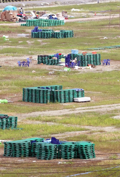 지난 9일 전북 부안군 2023 새만금 세계스카우트 잼버리장에 텐트 바닥에 깔았던 팔레트가 정리되어 있다.