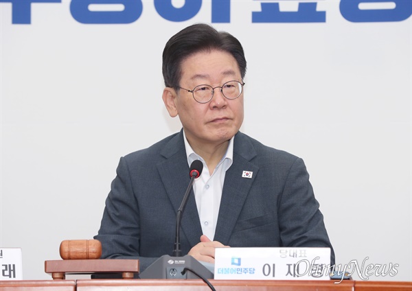 이재명 더불어민주당 대표가 11일 서울 여의도 국회에서 최고위원회의를 주재하고 있다.