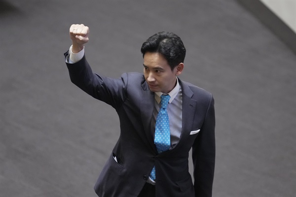 피타 림짜른랏 까우끌라이당 대표가 지난 7월 19일 방콕에서 의회를 떠나며 주먹을 들어 보이고 있다. 까우끌라이당을 비롯한 야권 8개 연합은 지난 13일 총리 선출 투표에서 과반 획득에 실패한 피타 대표를 후보로 재지명했으나 이날 투표 자체가 군부 진영 상원 의원들의 반대에 부딪혀 무산됐다. 이에 5월 총선에서 돌풍을 일으킨 피타 대표의 총리 도전이 멈추게 됐다.