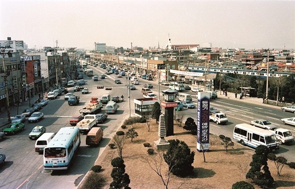 지금의 부천역과 소사역 사이에 있는 소사 삼거리의 1990년 모습. 옛 경인로 도로 선형을 개량하면서 삼거리가 생겨났다.