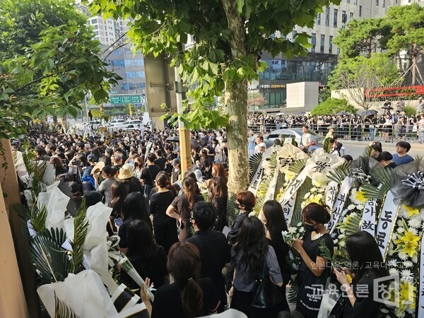 지난 7월 20일 서울 S초에 모여든 교사들.

출처 : 교육언론창(http://www.educhang.co.kr)