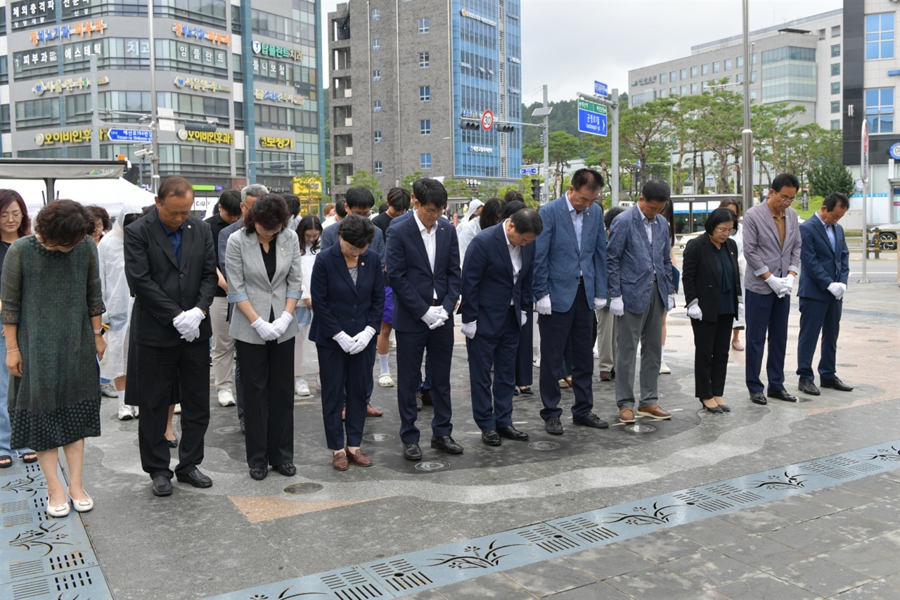 일본군 '위안부' 피해자들의 넋을 위로하고 있는 참석자들. 
